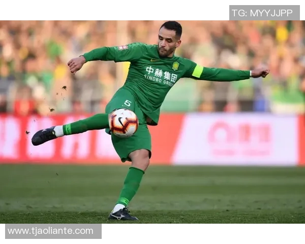 足球明星秀身材游泳照引发粉丝热议夏日清凉风情尽显魅力与活力