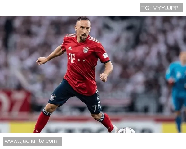 八十年足球传奇星光璀璨现役球员的辉煌历程与成就回顾